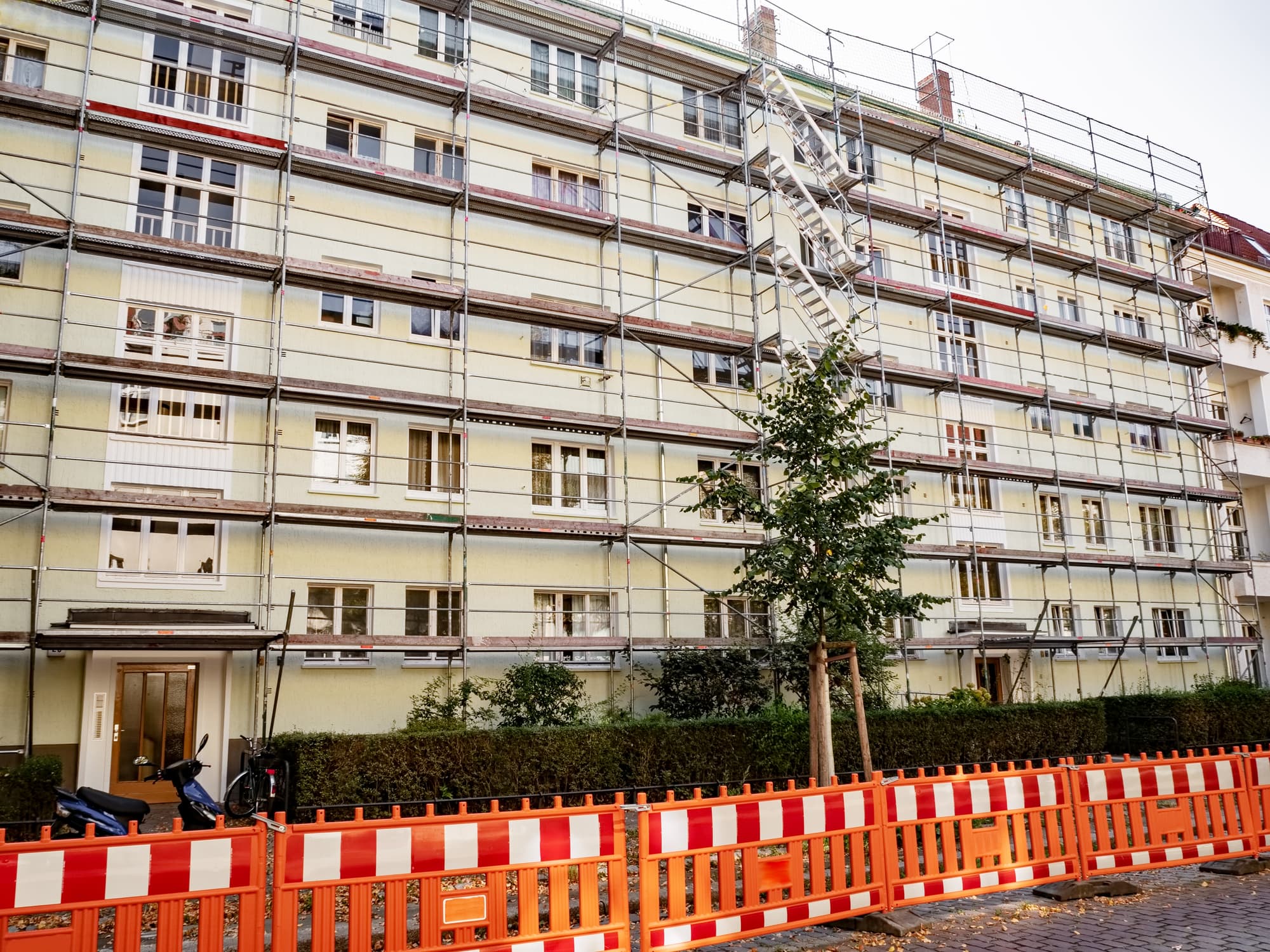 Mehrfamilienhaus mit Gerüst während der Sanierung