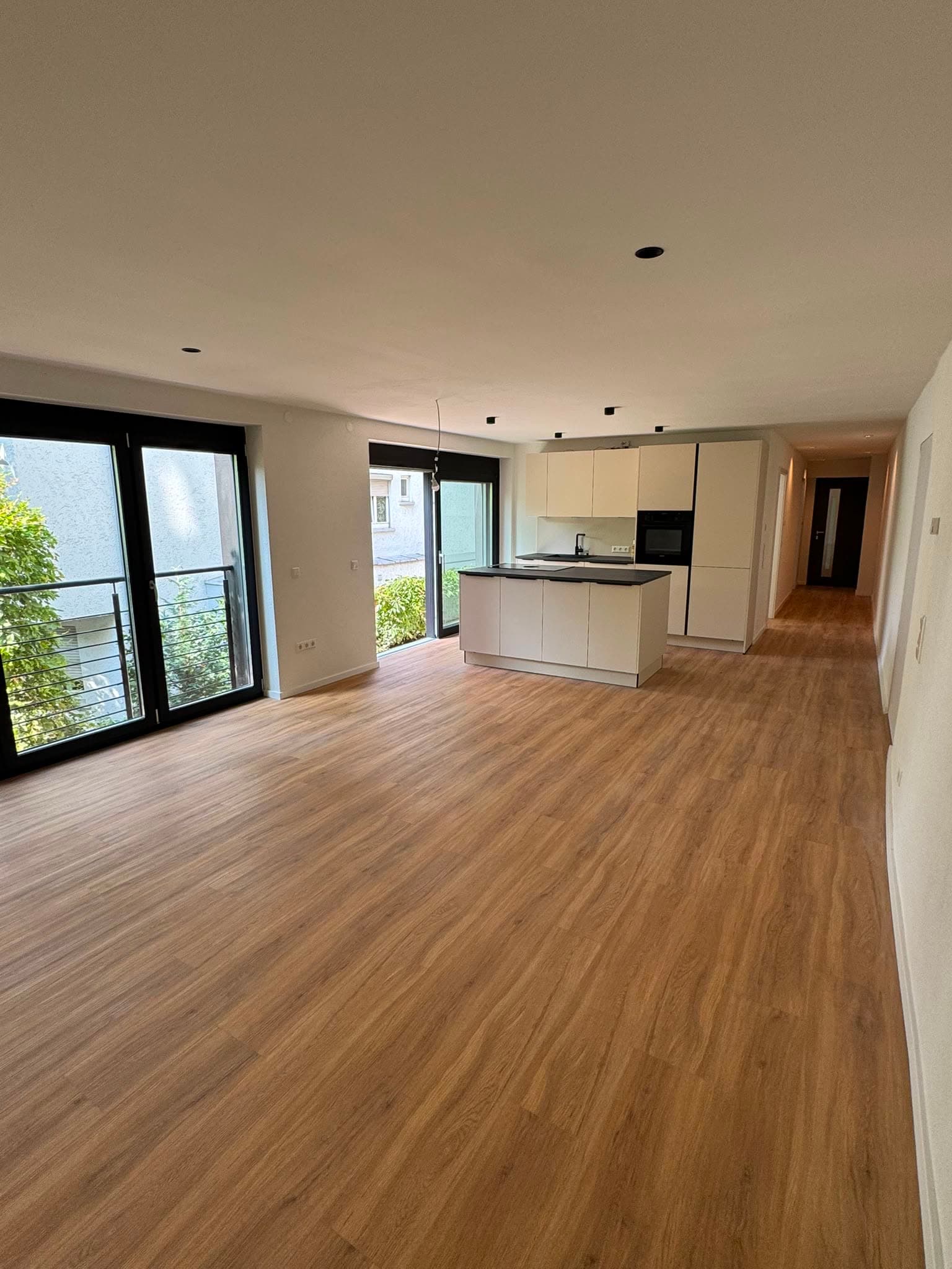 Fertig sanierter Wohnbereich mit offener Küche